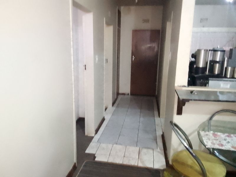 Welcome to this charming 3-bedroom flat, offering comfort, space, and a touch of tranquility. - Photo 4