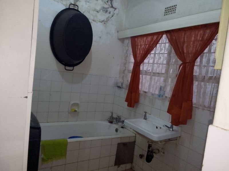 Welcome to this charming 3-bedroom flat, offering comfort, space, and a touch of tranquility. - Photo 8