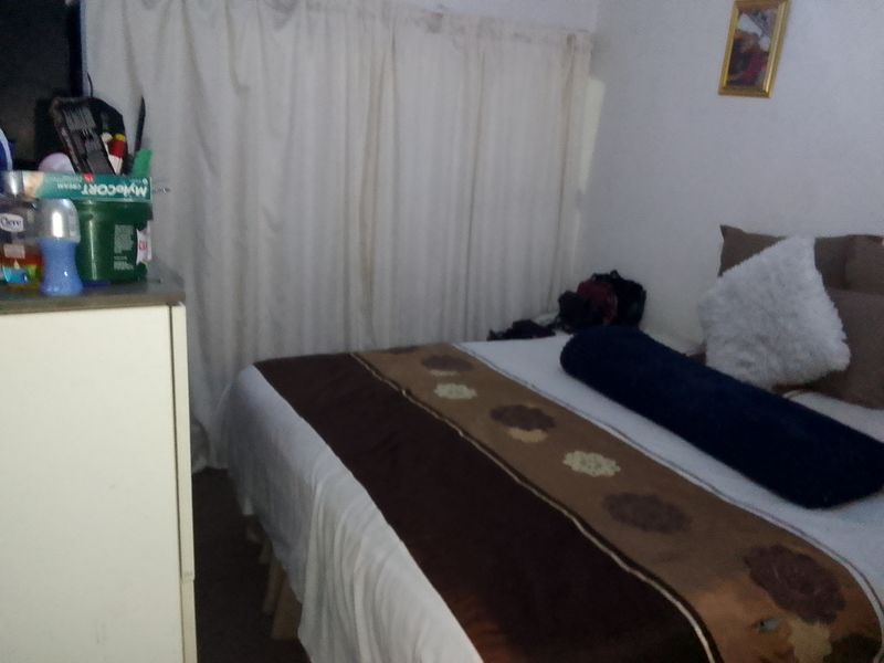 Welcome to this charming 3-bedroom flat, offering comfort, space, and a touch of tranquility. - Photo 9