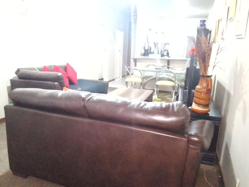 Welcome to this charming 3-bedroom flat, offering comfort, space, and a touch of tranquility. - Photo 7