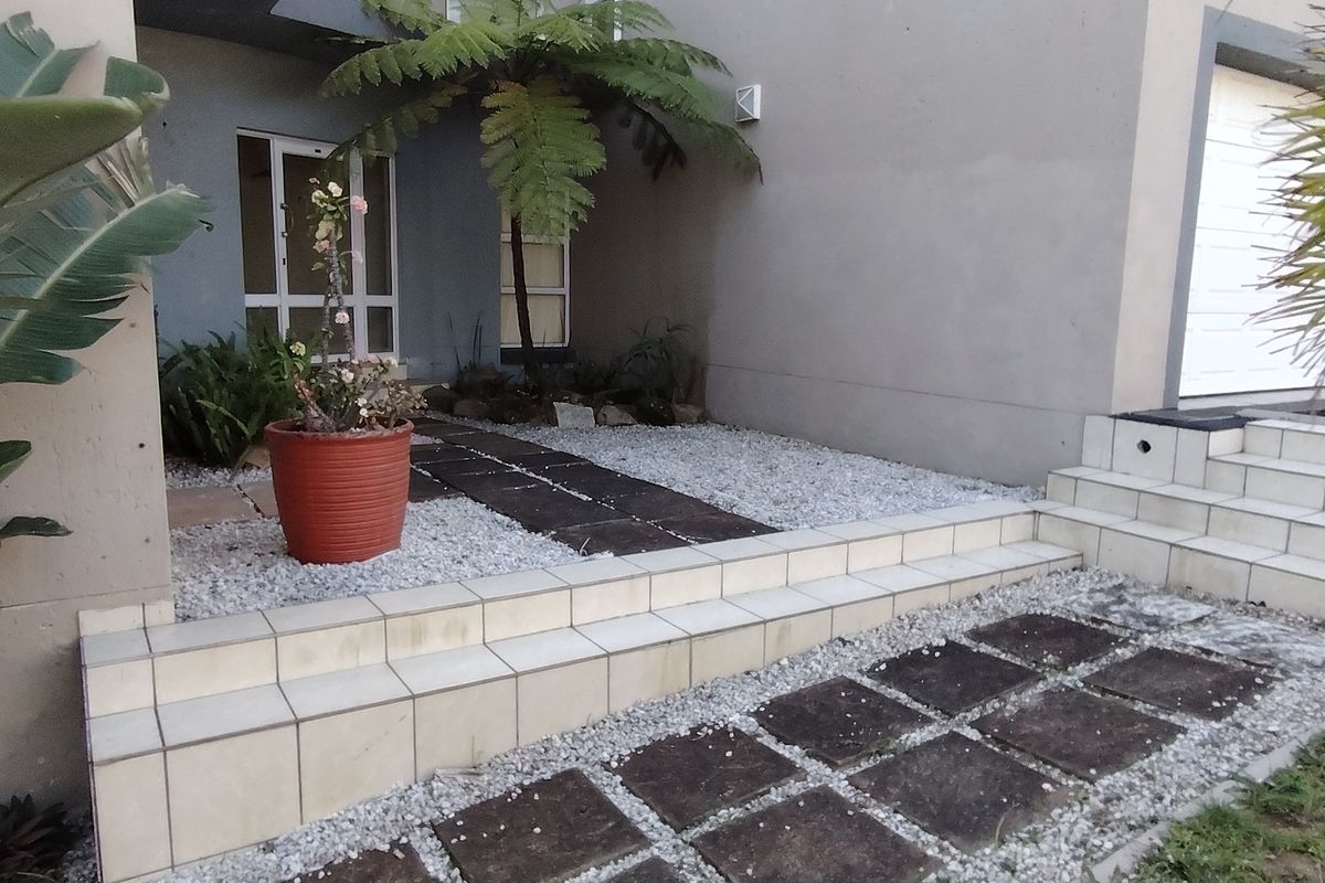 Beautiful Family Home with Flatlet in Popular Shelly Beach - Photo 2