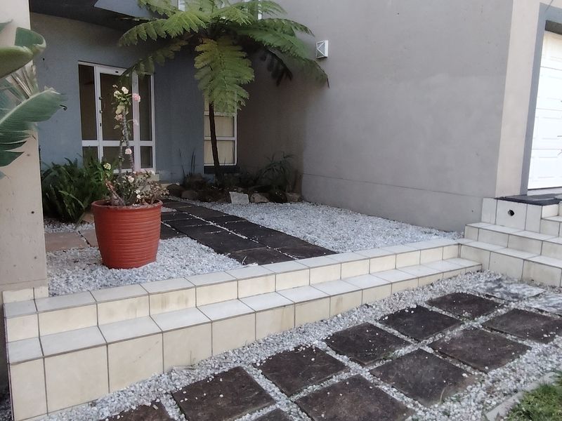 Beautiful Family Home with Flatlet in Popular Shelly Beach - Photo 2