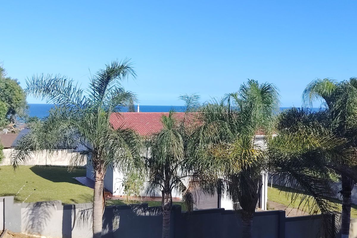 Beautiful Family Home with Flatlet in Popular Shelly Beach - Photo 3