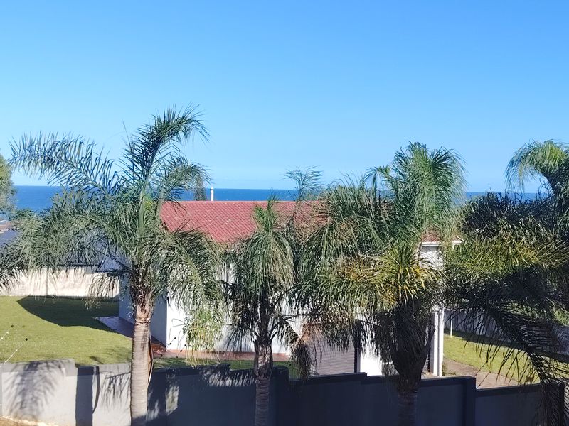 Beautiful Family Home with Flatlet in Popular Shelly Beach - Photo 3