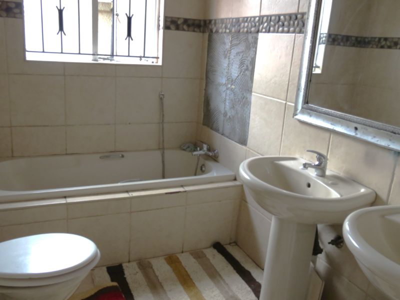 Beautiful 3-Bedroom Family Home, – A Must-See! - Photo 8