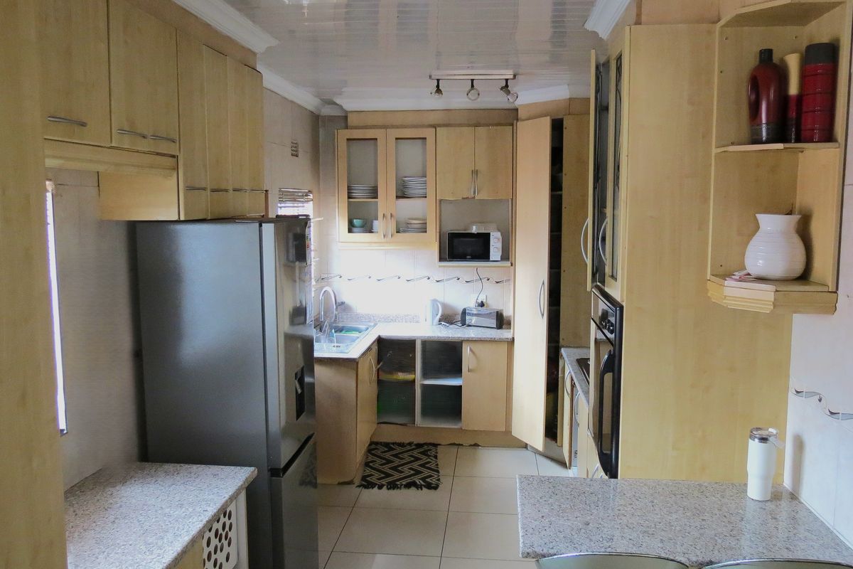 Beautiful 3-Bedroom Family Home, – A Must-See! - Photo 4