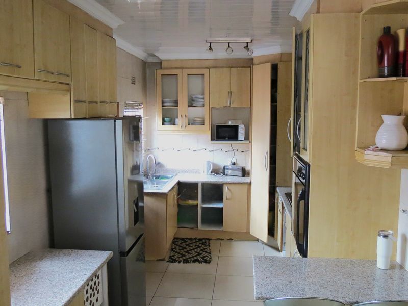 Beautiful 3-Bedroom Family Home, – A Must-See! - Photo 4
