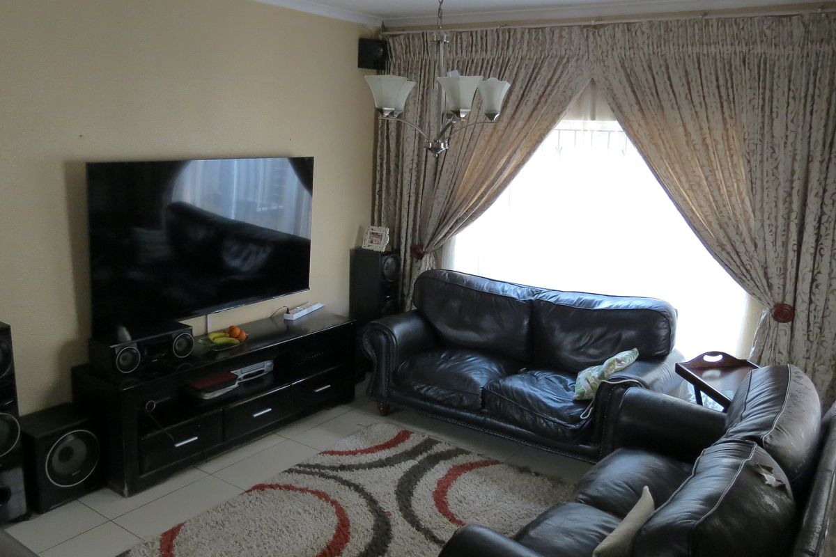 Beautiful 3-Bedroom Family Home, – A Must-See! - Photo 3
