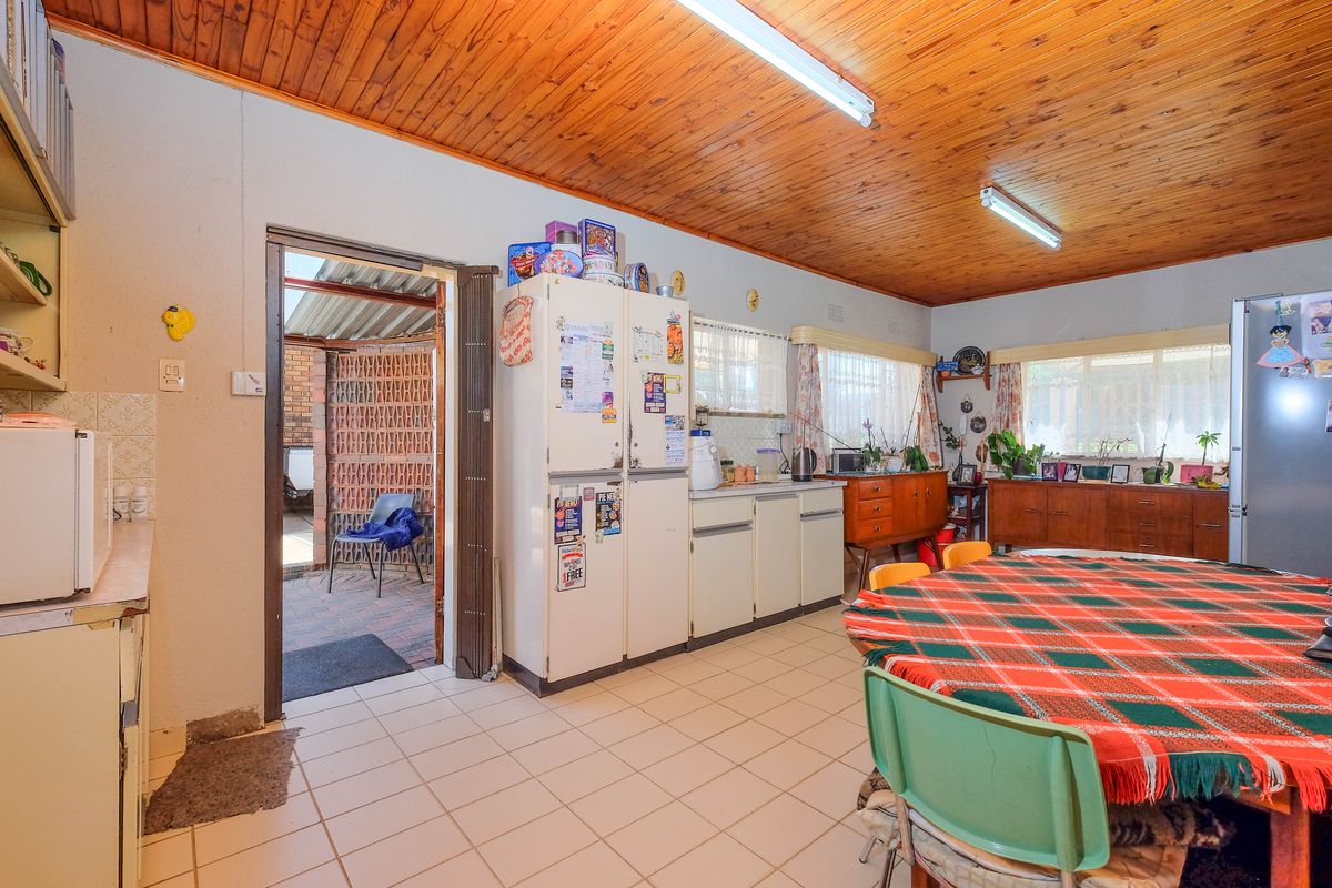 Beautiful 3 Bedroom Home with Full Flatlet in Krugersdorp North - Photo 4