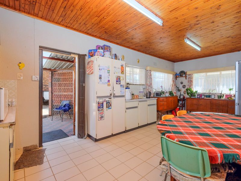 Beautiful 3 Bedroom Home with Full Flatlet in Krugersdorp North - Photo 4