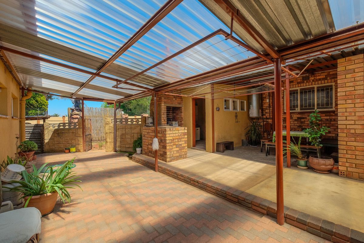 Beautiful 3 Bedroom Home with Full Flatlet in Krugersdorp North - Photo 3