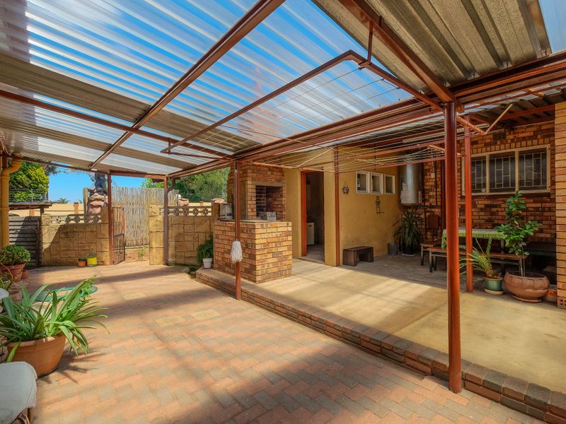 Beautiful 3 Bedroom Home with Full Flatlet in Krugersdorp North - Photo 3