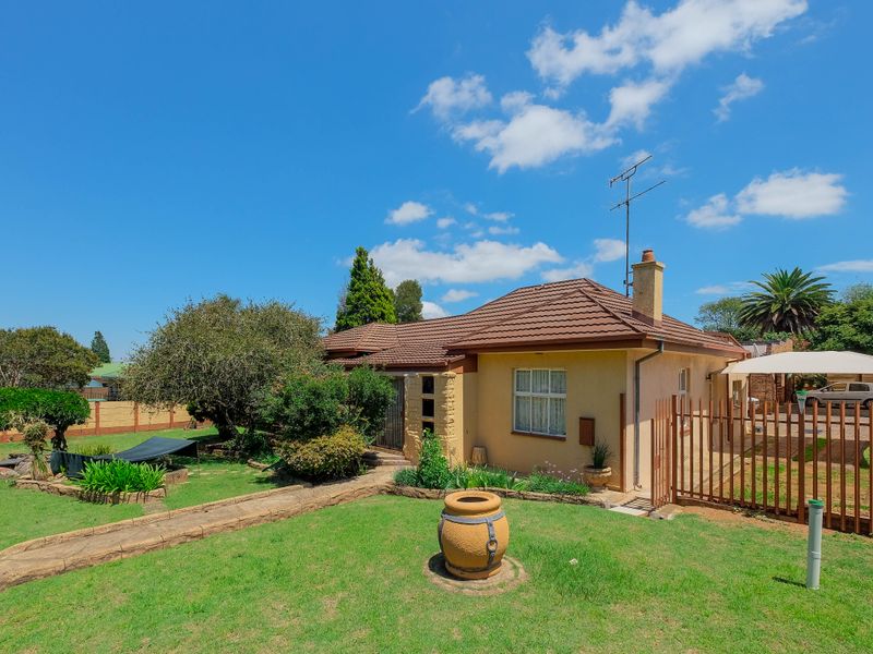 Beautiful 3 Bedroom Home with Full Flatlet in Krugersdorp North - Photo 2