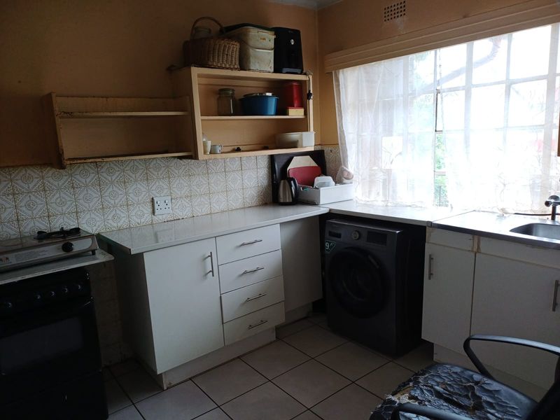 ⭐ PRIME WINDSOR EAST APARTMENTS – WALKING DISTANCE TO CRESTA MALL ⭐ - Photo 2