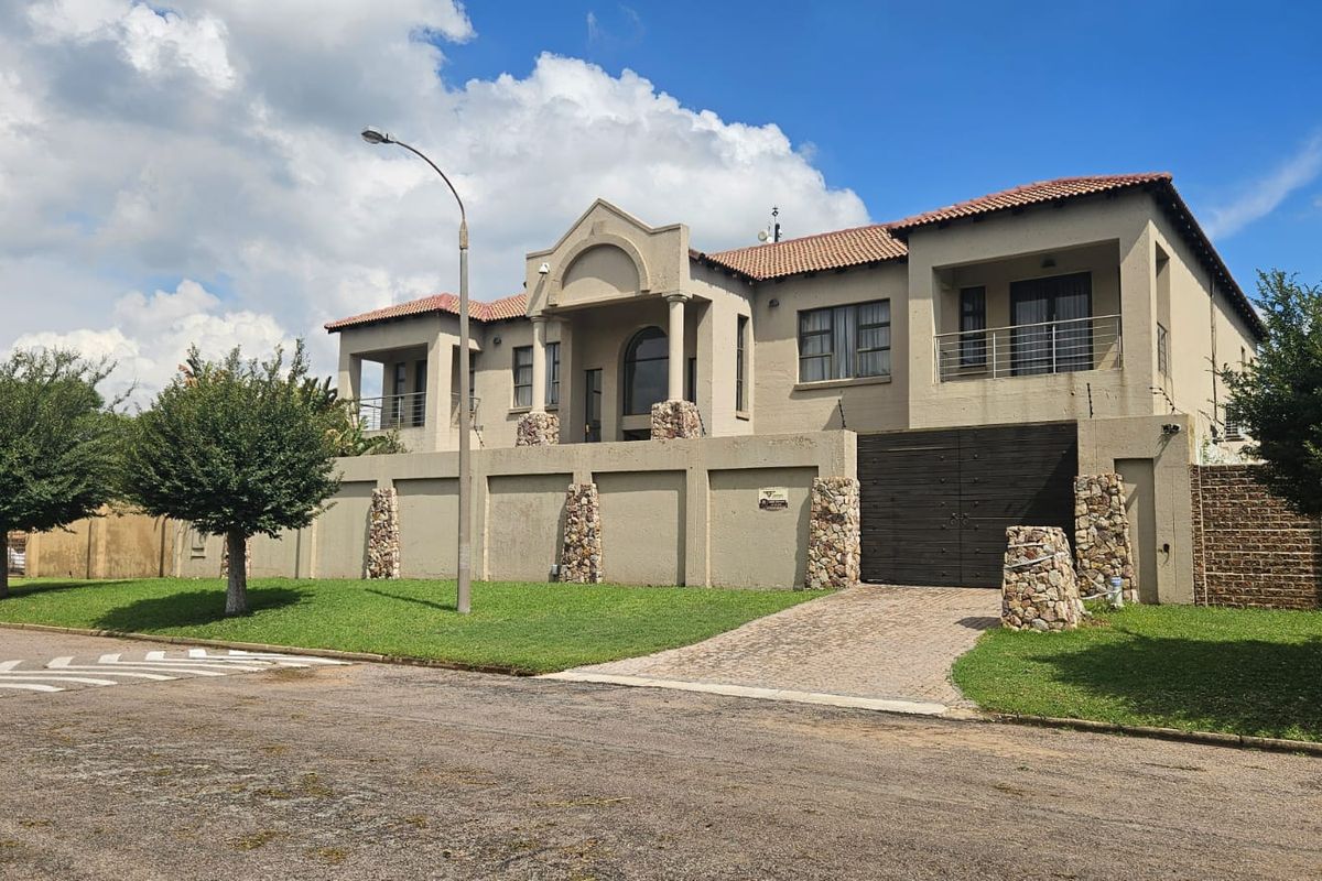 Luxury Double-Story Home with Cottage in Cinderella, Boksburg - Photo 2