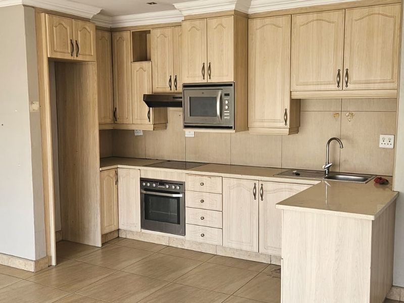 Luxury Double-Story Home with Cottage in Cinderella, Boksburg - Photo 10