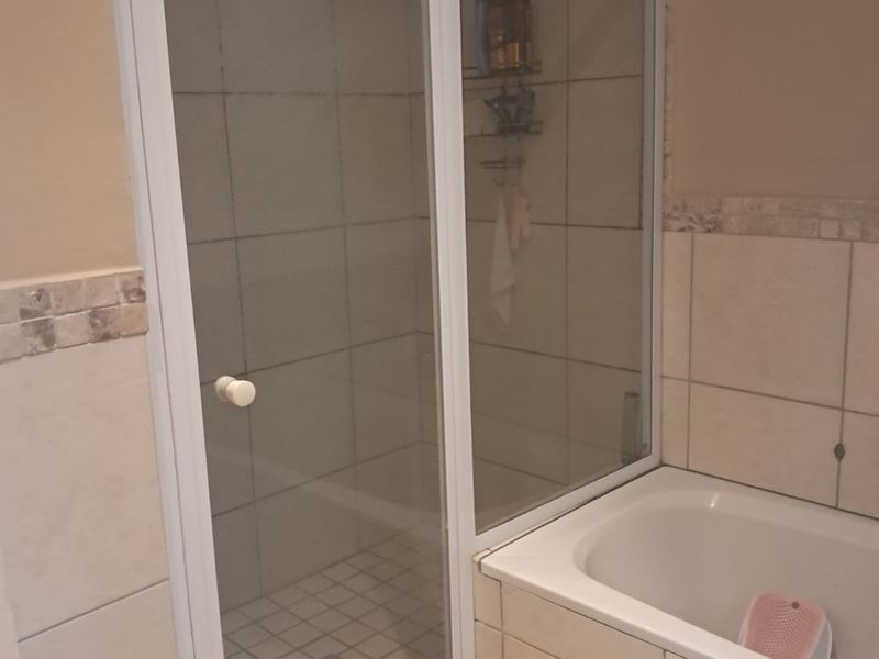 Stylish Apartment with Modern Finishes at an Unbeatable Price - Photo 7