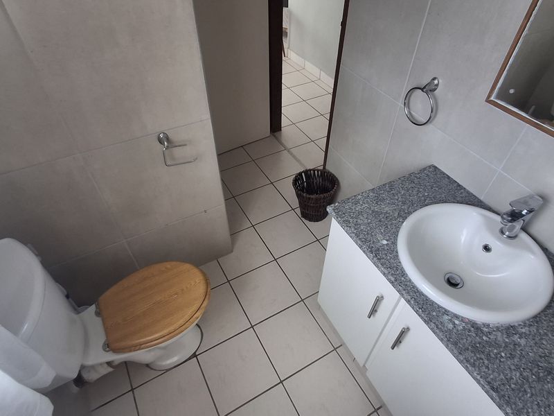 Modern Luxury Three Bedroom Apartment In Secure Coastal Complex. - Photo 10