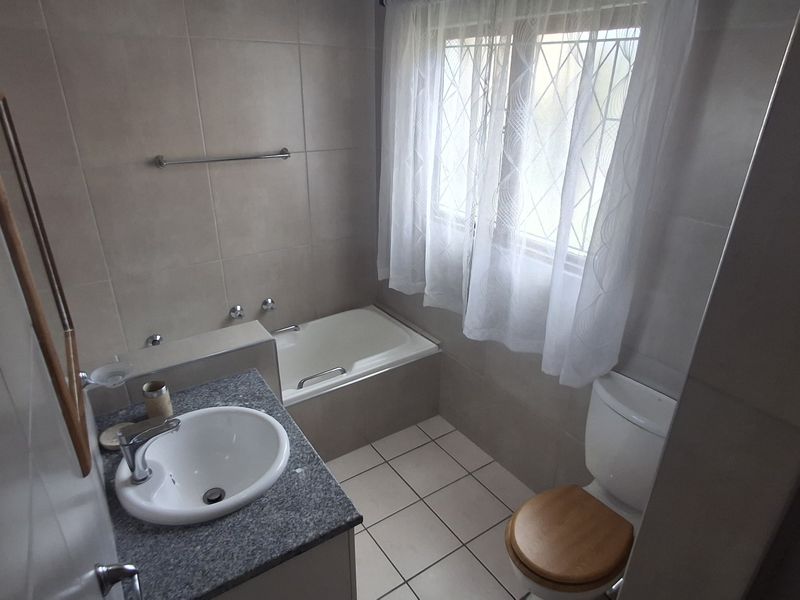 Modern Luxury Three Bedroom Apartment In Secure Coastal Complex. - Photo 9