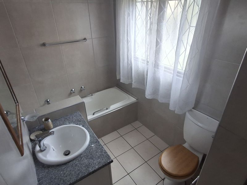 Modern Luxury Three Bedroom Apartment In Secure Coastal Complex. - Photo 8