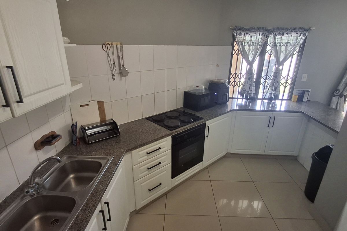 Modern Luxury Three Bedroom Apartment In Secure Coastal Complex. - Photo 2