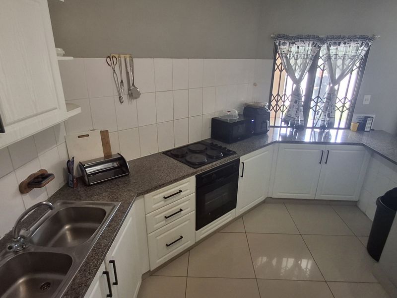 Modern Luxury Three Bedroom Apartment In Secure Coastal Complex. - Photo 2