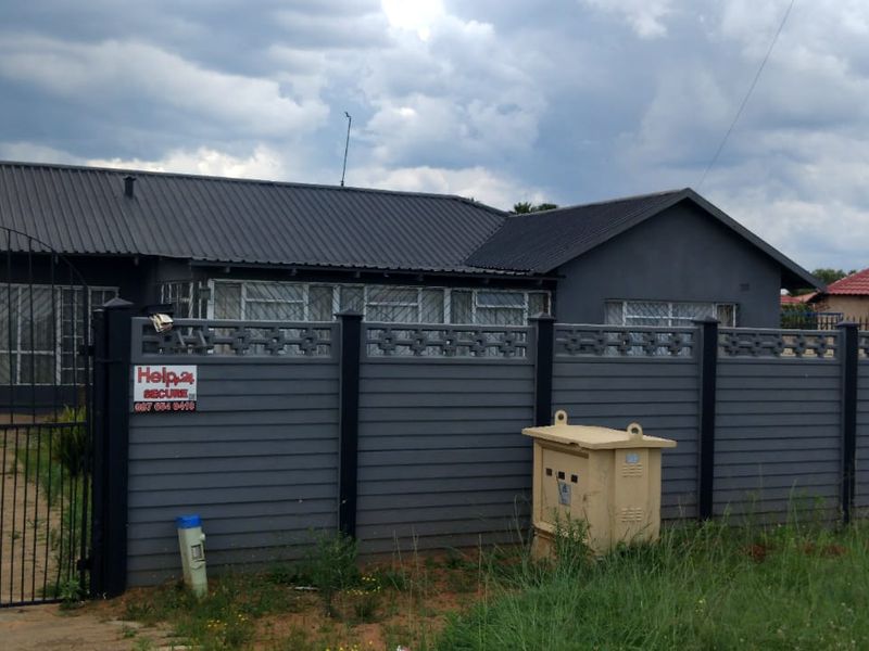 SPACIOUS FOUR BEDROOM FAMILY HOME AT AN UNBEATABLE PRICE-BIG HOME WITH EVEN BIGGER POTENTIAL - Photo 2