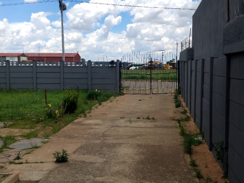 SPACIOUS FOUR BEDROOM FAMILY HOME AT AN UNBEATABLE PRICE-BIG HOME WITH EVEN BIGGER POTENTIAL - Photo 7