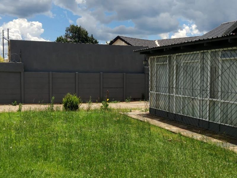 SPACIOUS FOUR BEDROOM FAMILY HOME AT AN UNBEATABLE PRICE-BIG HOME WITH EVEN BIGGER POTENTIAL - Photo 6