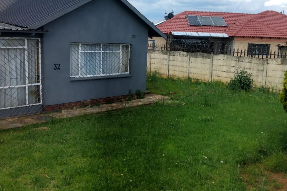 SPACIOUS FOUR BEDROOM FAMILY HOME AT AN UNBEATABLE PRICE-BIG HOME WITH EVEN BIGGER POTENTIAL - Photo 5