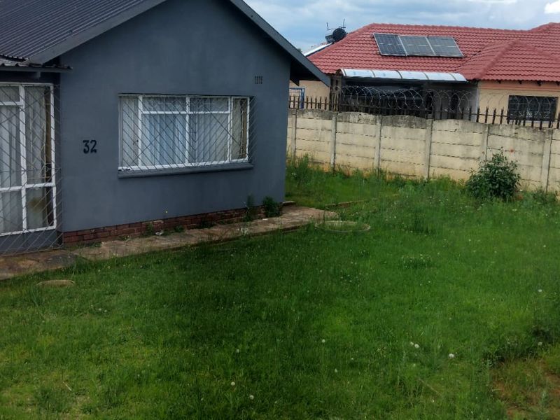 SPACIOUS FOUR BEDROOM FAMILY HOME AT AN UNBEATABLE PRICE-BIG HOME WITH EVEN BIGGER POTENTIAL - Photo 5