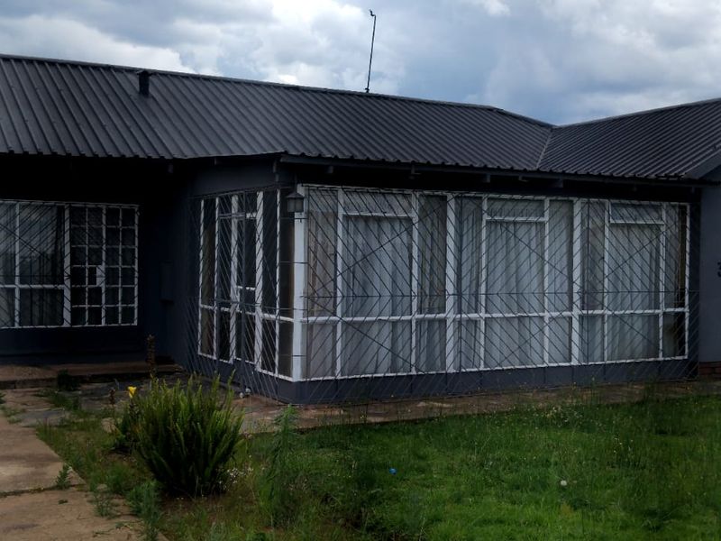 SPACIOUS FOUR BEDROOM FAMILY HOME AT AN UNBEATABLE PRICE-BIG HOME WITH EVEN BIGGER POTENTIAL - Photo 4