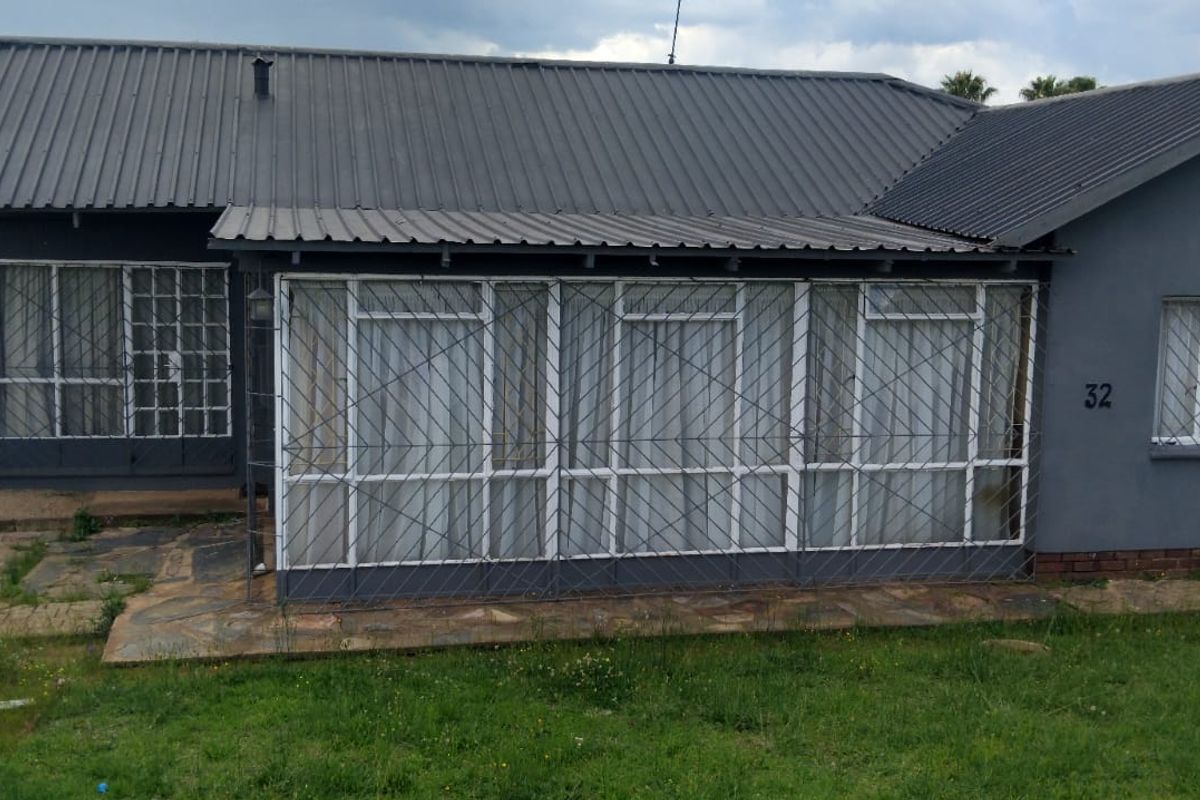 SPACIOUS FOUR BEDROOM FAMILY HOME AT AN UNBEATABLE PRICE-BIG HOME WITH EVEN BIGGER POTENTIAL - Photo 3