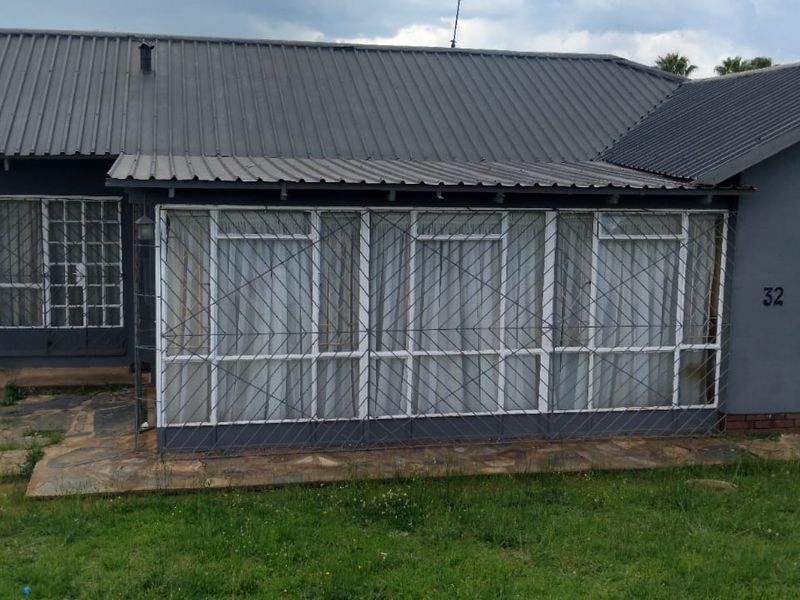 SPACIOUS FOUR BEDROOM FAMILY HOME AT AN UNBEATABLE PRICE-BIG HOME WITH EVEN BIGGER POTENTIAL - Photo 3