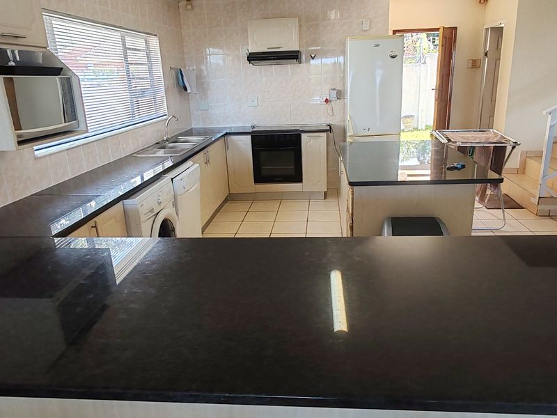 Fully Furnished Three Storey Townhouse Close to the Beach in Shelly Beach - Photo 9