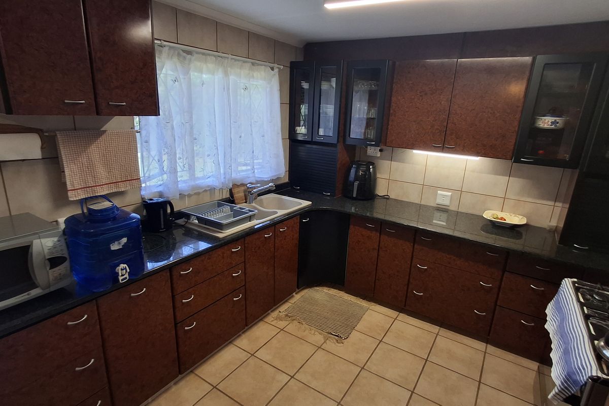 Spacious Family Home - Photo 2