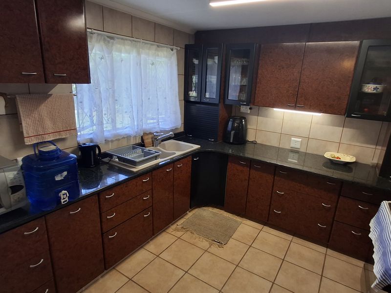 Spacious Family Home - Photo 2