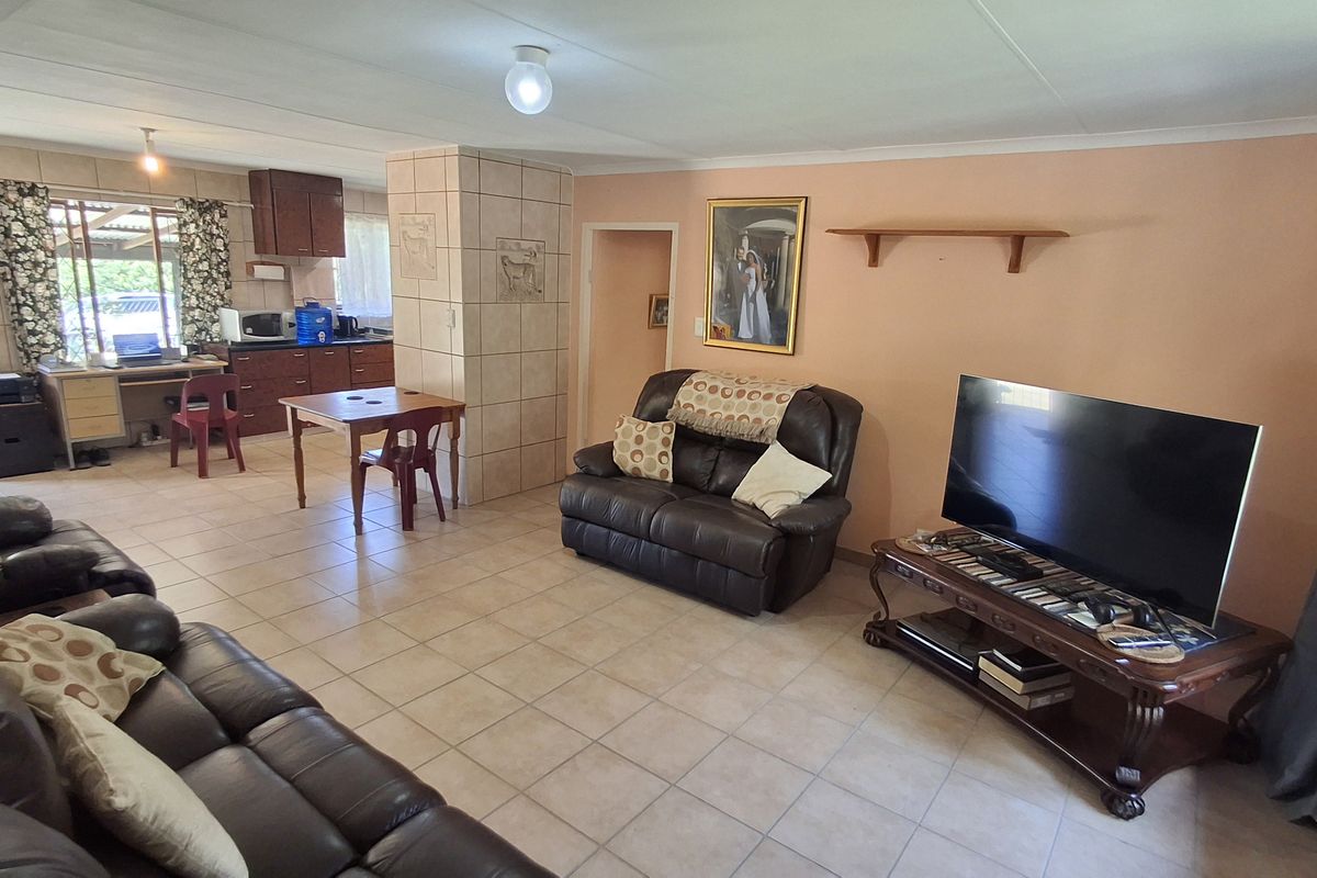 Spacious Family Home - Photo 3