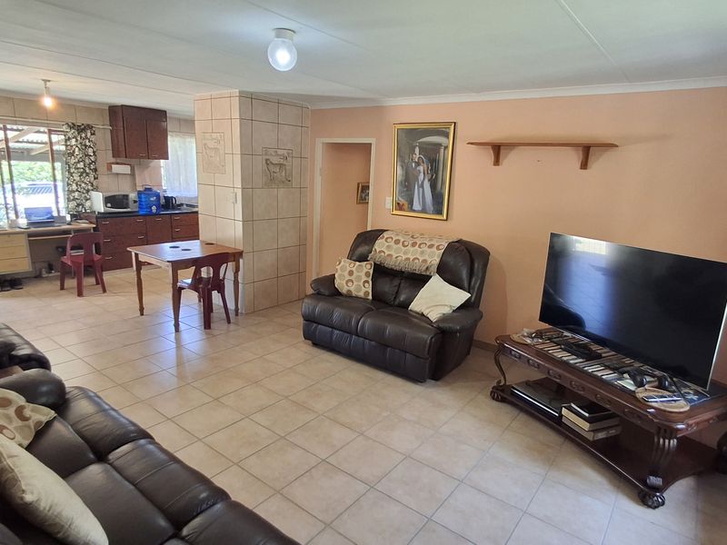 Spacious Family Home - Photo 3