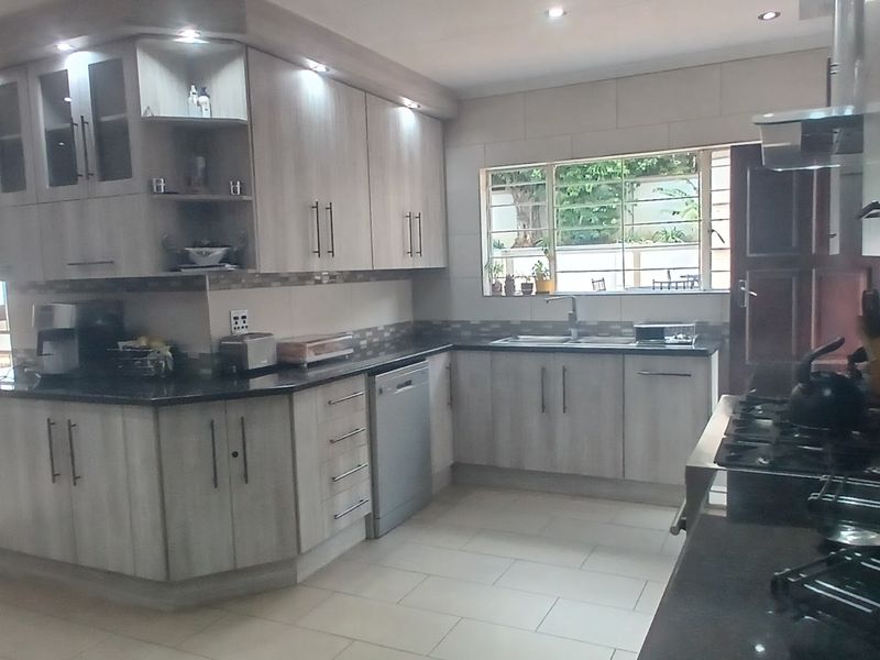 Beautiful, Modern Family Home In Rant-En-Dal Where Comfort, Space & Entertaining Come Together - Photo 10