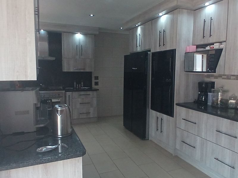 Beautiful, Modern Family Home In Rant-En-Dal Where Comfort, Space & Entertaining Come Together - Photo 9