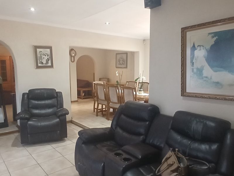 Beautiful, Modern Family Home In Rant-En-Dal Where Comfort, Space & Entertaining Come Together - Photo 5