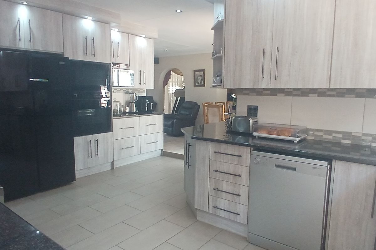 Beautiful, Modern Family Home In Rant-En-Dal Where Comfort, Space & Entertaining Come Together - Photo 2