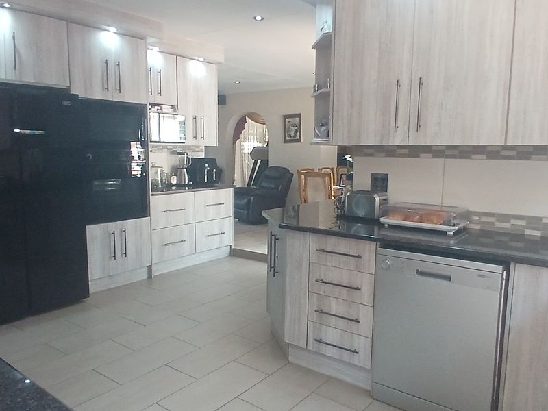 Beautiful, Modern Family Home In Rant-En-Dal Where Comfort, Space & Entertaining Come Together - Photo 2