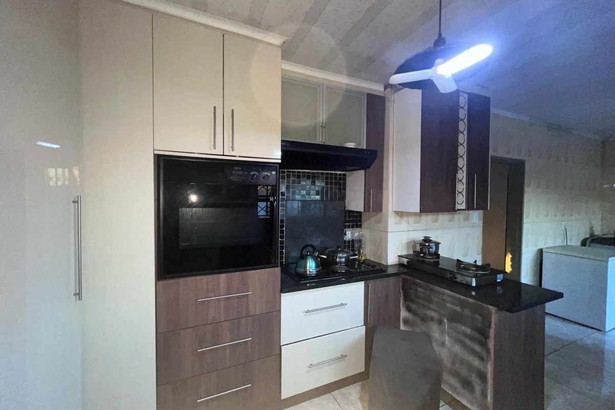 Here is a polished, warm appealing home with a touch of luxury! - Photo 4