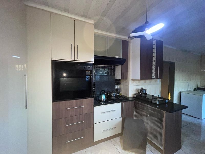 Here is a polished, warm appealing home with a touch of luxury! - Photo 4