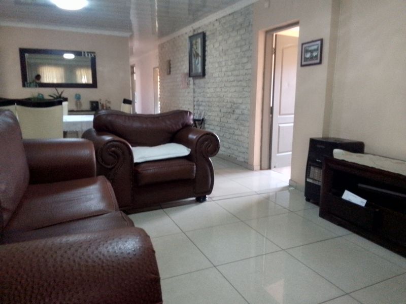 Here is a polished, warm appealing home with a touch of luxury! - Photo 10