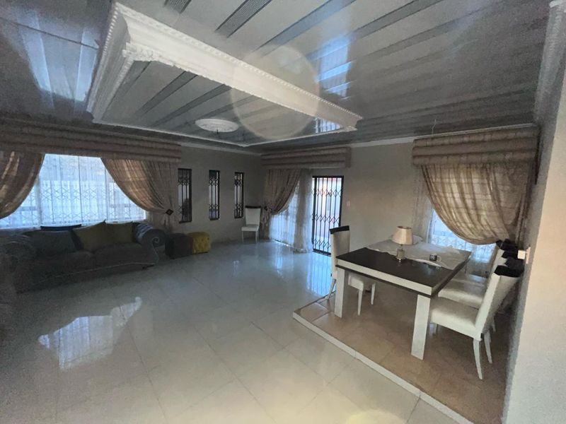 Here is a polished, warm appealing home with a touch of luxury! - Photo 8