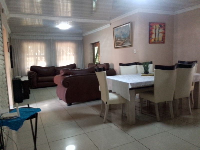 Here is a polished, warm appealing home with a touch of luxury! - Photo 9