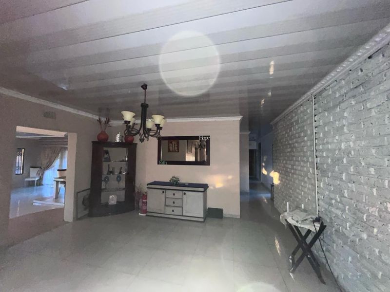 Here is a polished, warm appealing home with a touch of luxury! - Photo 7